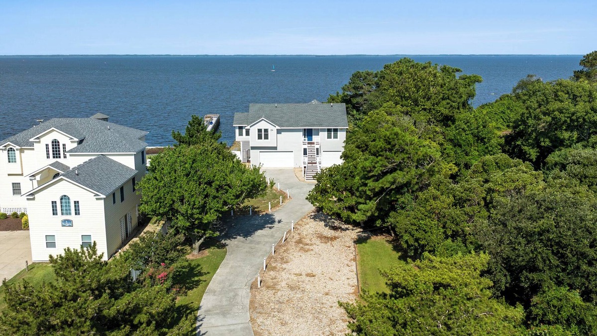 Duck House | Sounds Ducky: Private Heated Saltwater Pool | Hot Tub | Sound front | 5-minute w