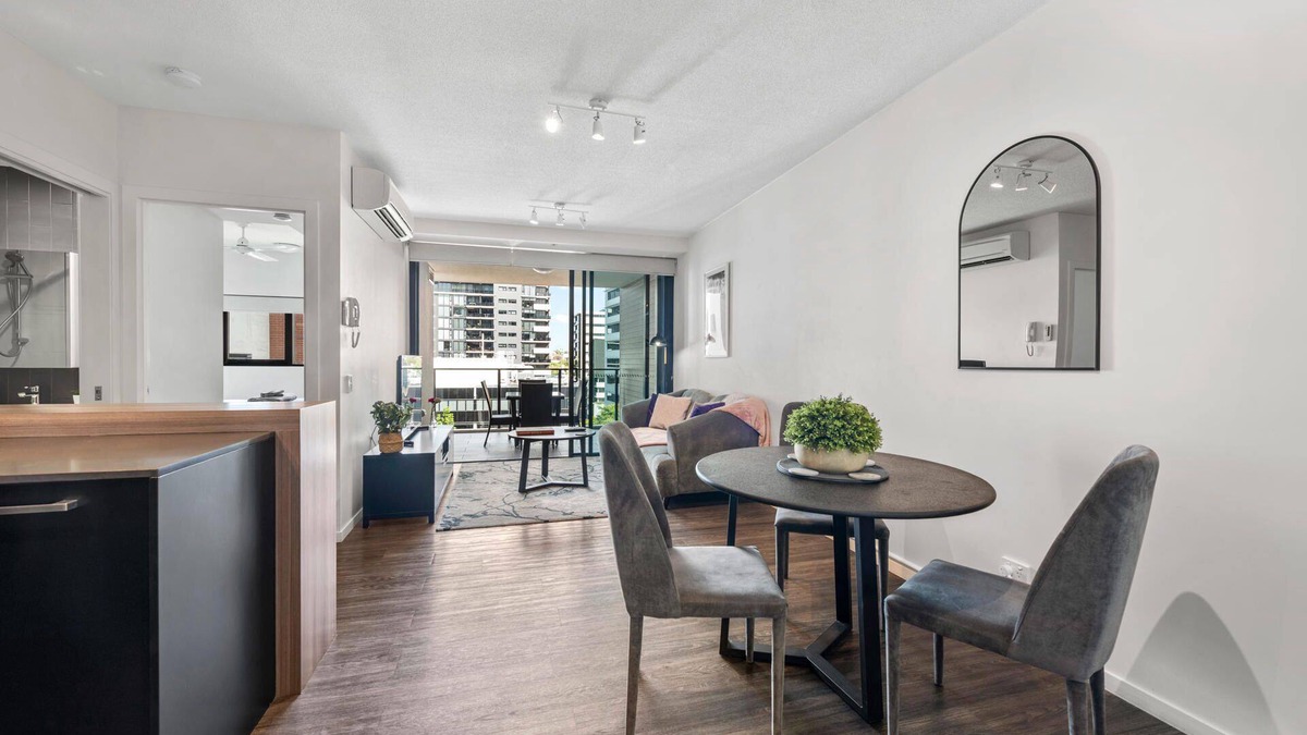 South Brisbane Apartment | South Bank Styling! ~ 1Bed, 1Bath, 1Car, Balcony