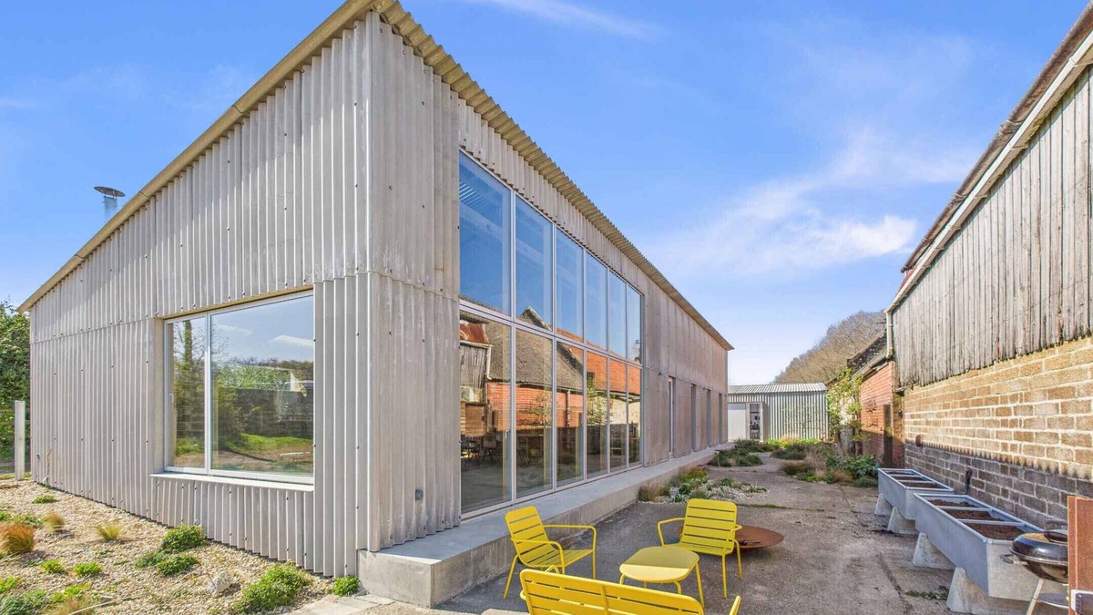 Cowes Ski Chalet | South Barns a spacious barn conversion near Cowes.
