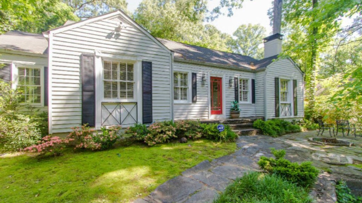 Collier Hills House | South Buckhead Cottage Near Everything, Bring Pets!
