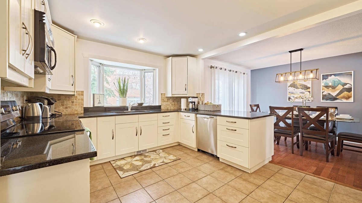Willow Park House | South Central 2000SF 5 Bedroom house, 5-10 mins Walk to Grocery, C-Train
