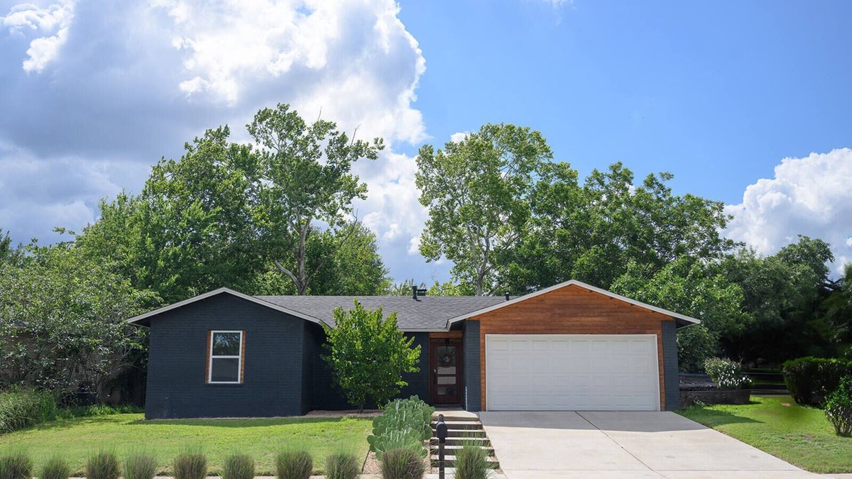 Sweetbriar House | South Congress Austin -Wellness Escape-Private Pool, Yoga, Sauna & Outdoor Movie