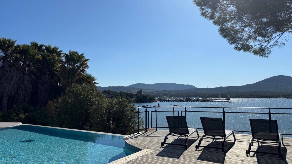 Pianotolli-Caldarello Apartment | South Corsica, cosy T3 air-conditioned, direct access to the sea, feet in the water