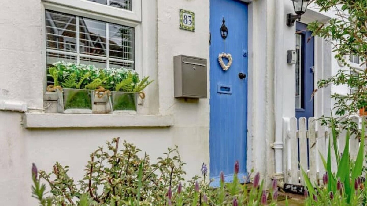 Eastbourne Seafront Cottage | South Downs - Seaside Cottage with DBL + Sofa Bed