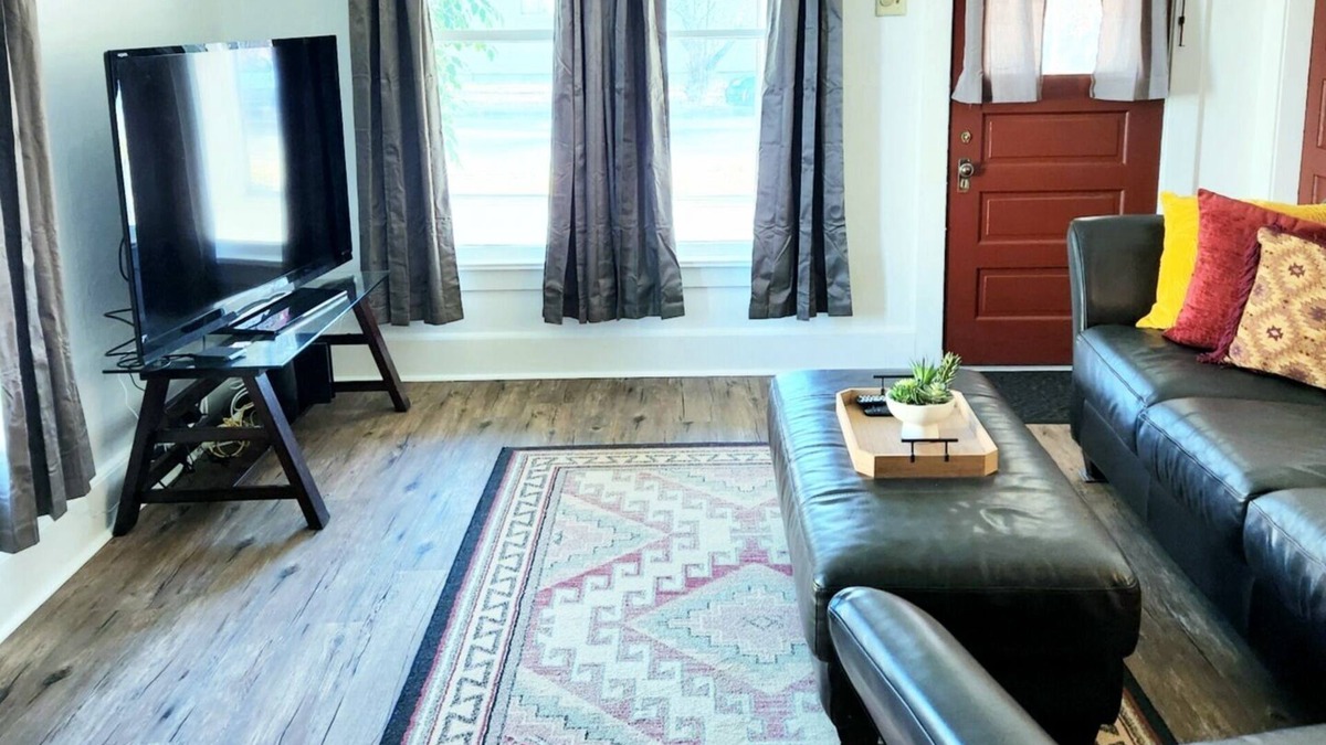 Baker City House | South East Bungalow 2bd/1bth 3-blocks to Main Street in Downtown