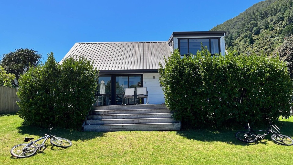 Pauanui House | South End modern beach house - close to beach & mountain.