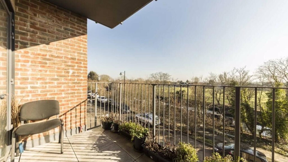 Norwood Green Apartment | South-facing 1bedroom flat with breathtaking views of the canal.