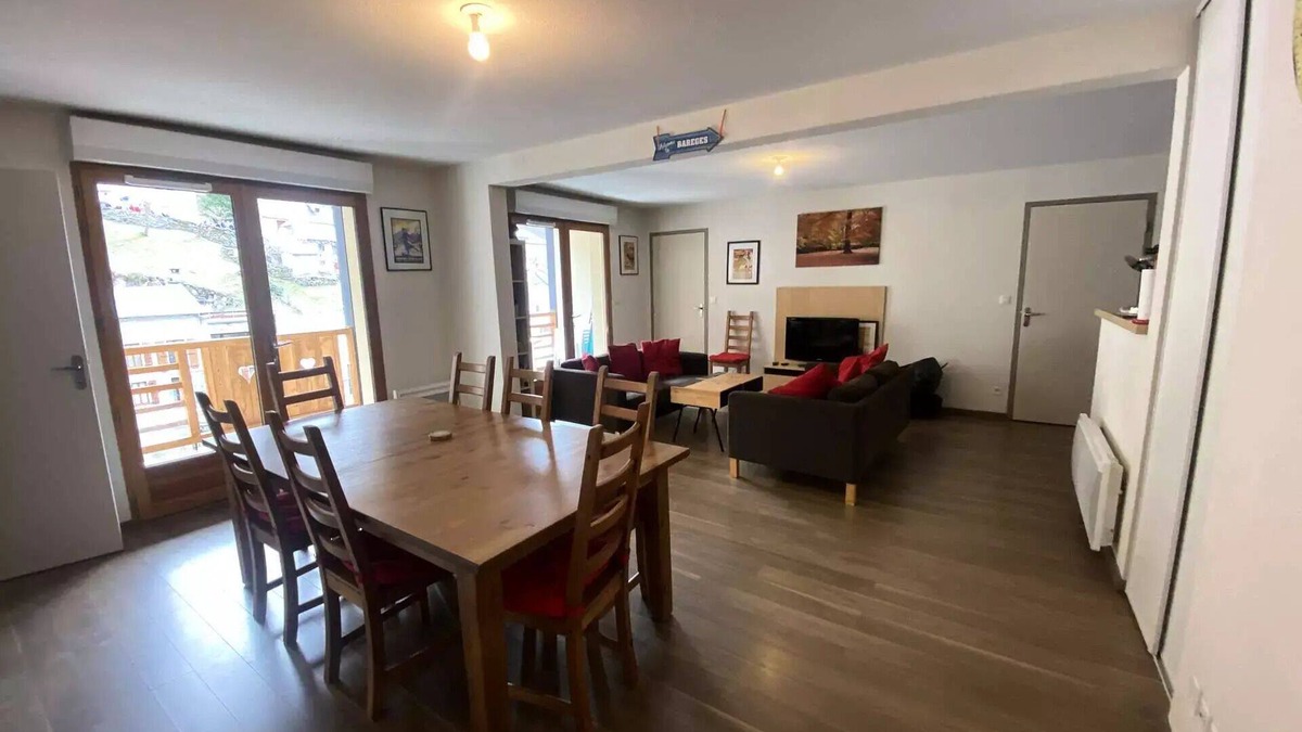 Sers Apartment | South-facing 8-bed apartment with WIFI