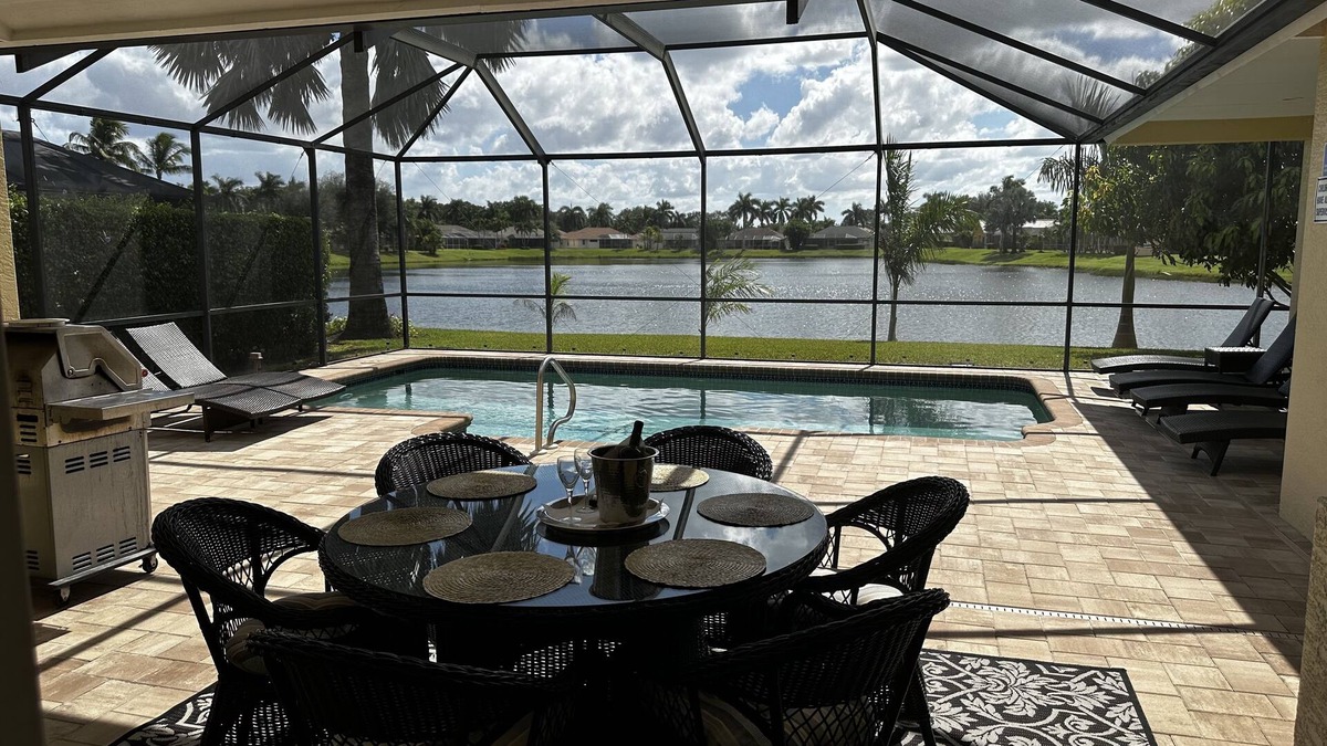 Central Naples House | South Facing Lake View with Heated Saltwater Pool,and Lanai.Tesla charging