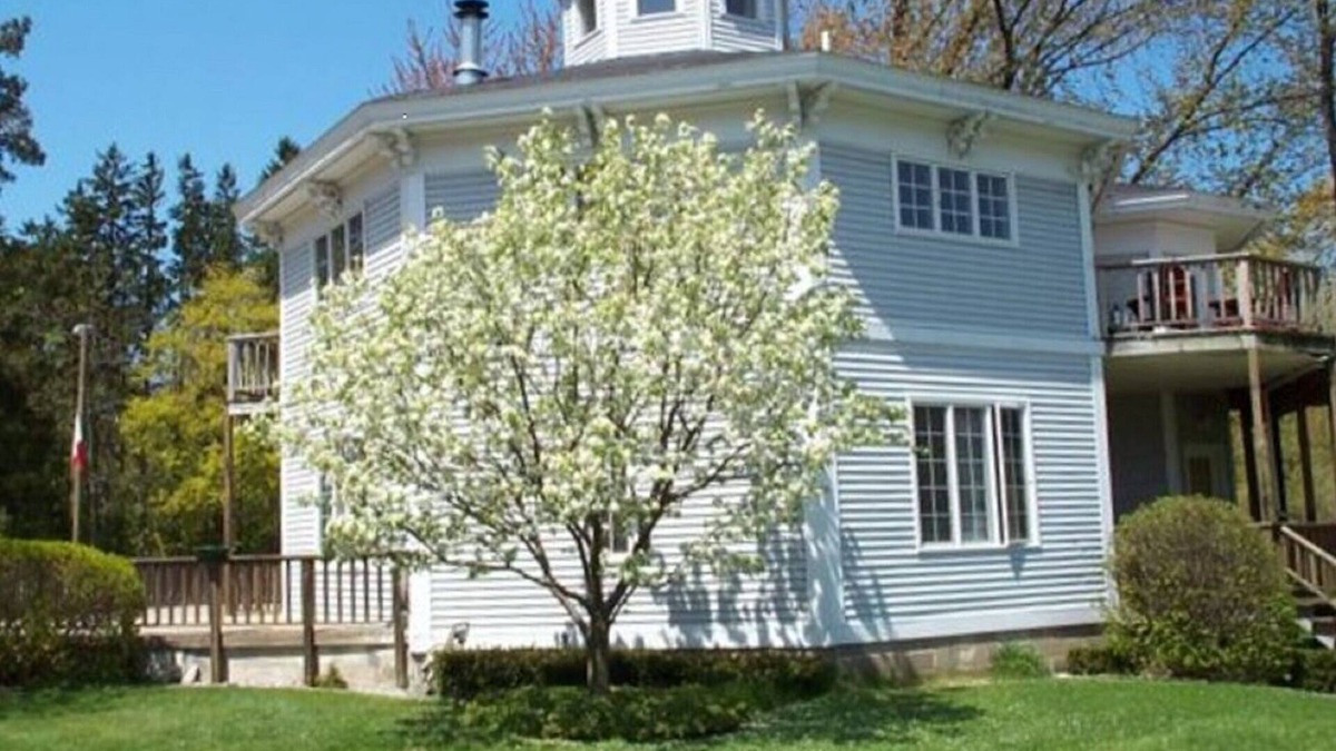 South Haven Condo | South Haven, MI Octagon -Cozy Home with Fireplace & Outdoor Pool-Read our review