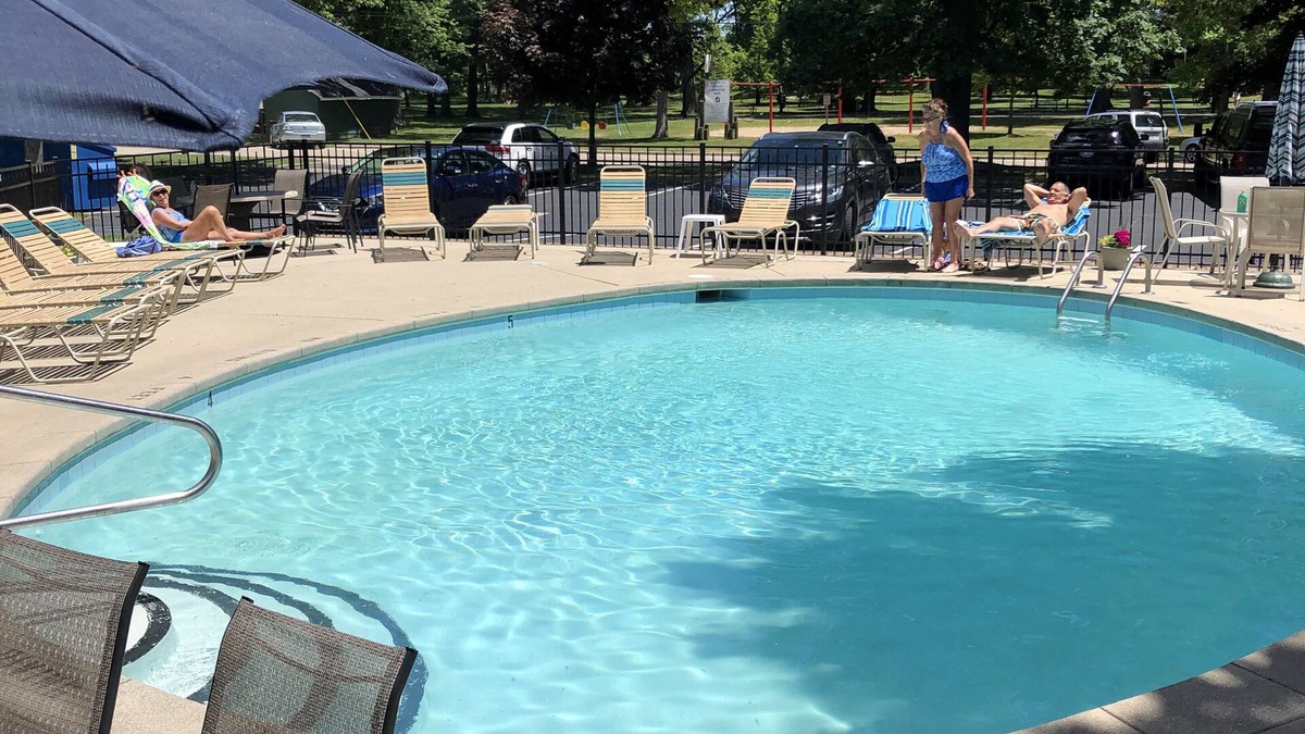South Haven Condo | South Haven - No Stairs - Condo with Pool - 2 minute Walk to Beach!