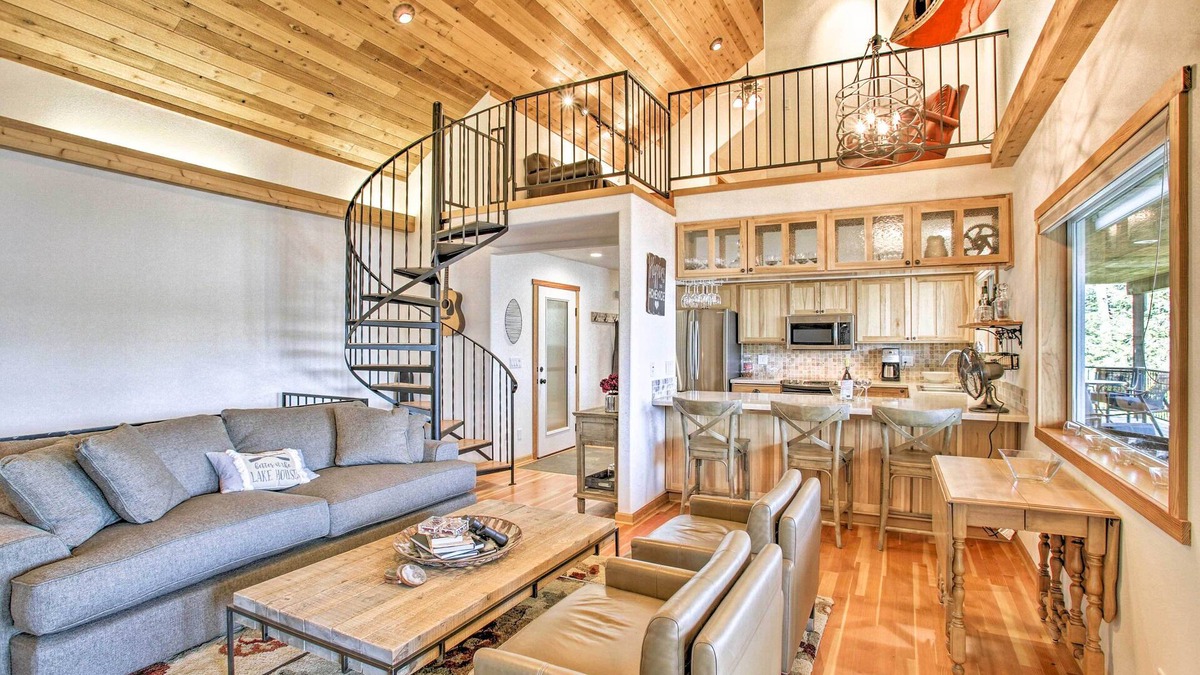 Worley House | South Lake Coeur d'Alene Home w/Dock & Kayaks!