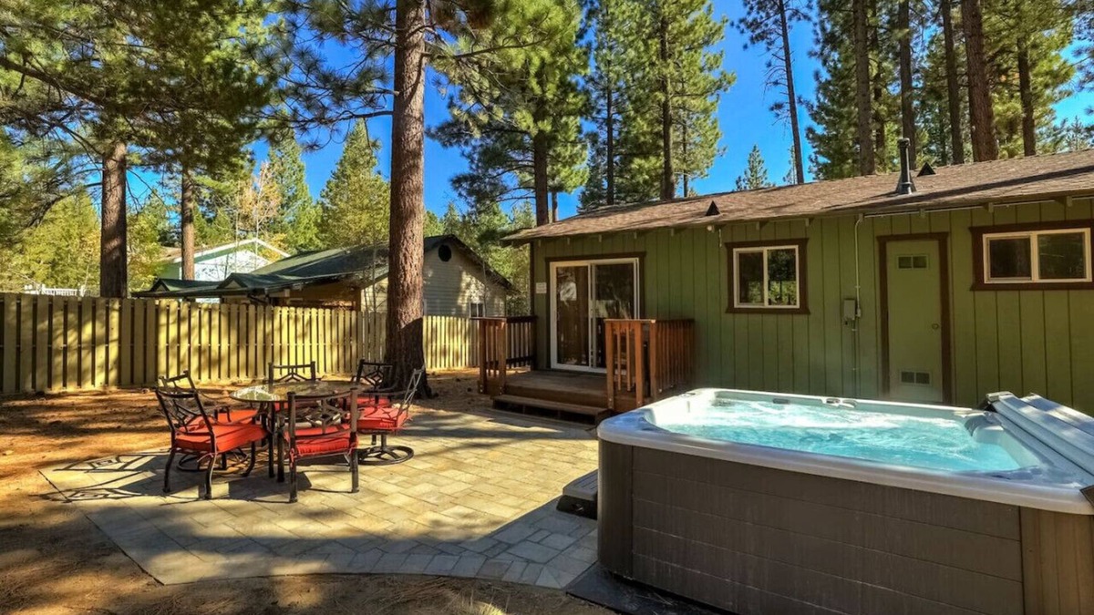 North Upper Truckee House | South Lake Tahoe Romantic Getaway + Hot Tub + Pets