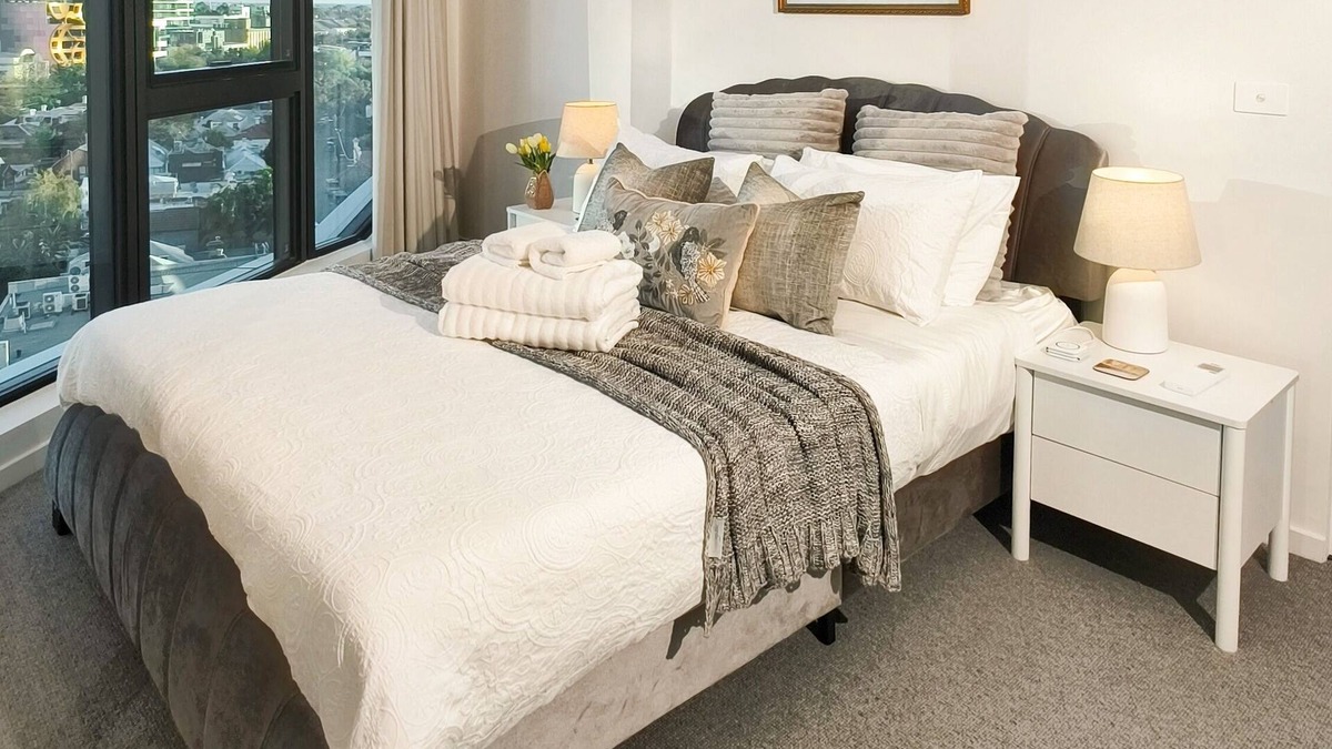South Melbourne Apartment | South Melbourne 3BR Amazing View Gym Sauna Kids Playroom Parking and sky pool!