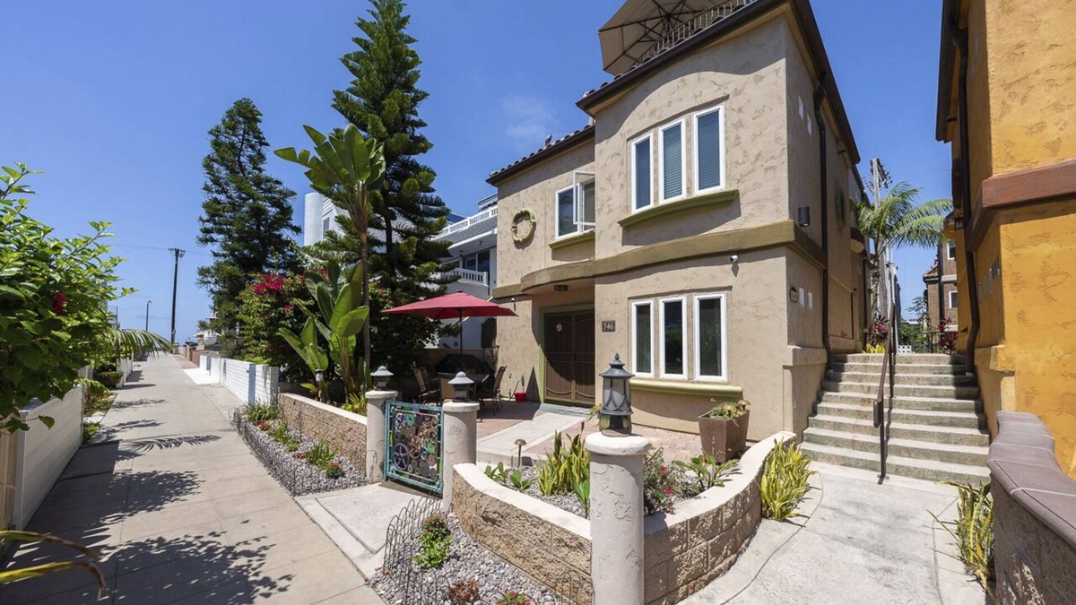 South Mission Beach Condo | South Mission Beach Gem! Luxurious w/Jacuzzi Tub, Bikes, Beach Gear, & Parking