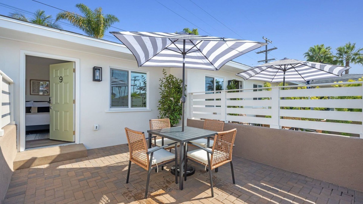 South Oceanside Hotel | South O Bungalow 9 - Deluxe Work and Stay Queen Studio + Patio