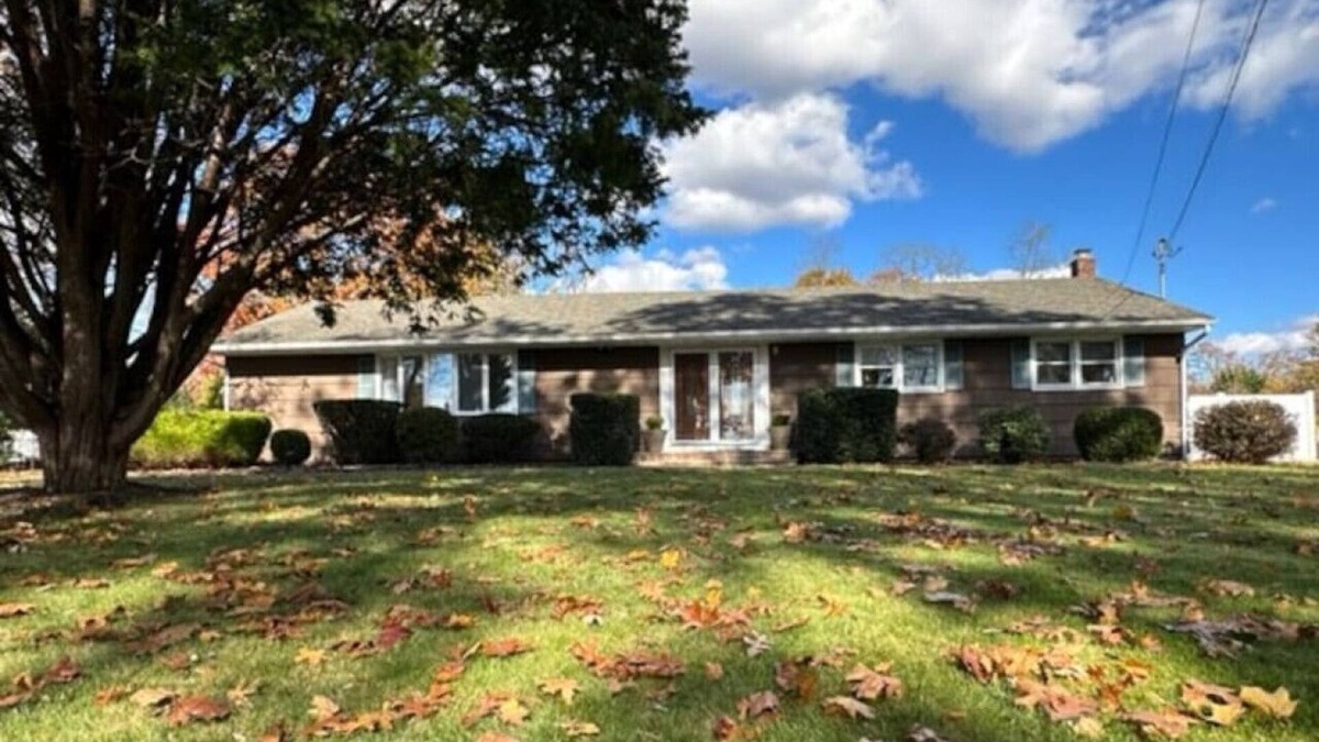 East Patchogue House | South of the Highway with Pool