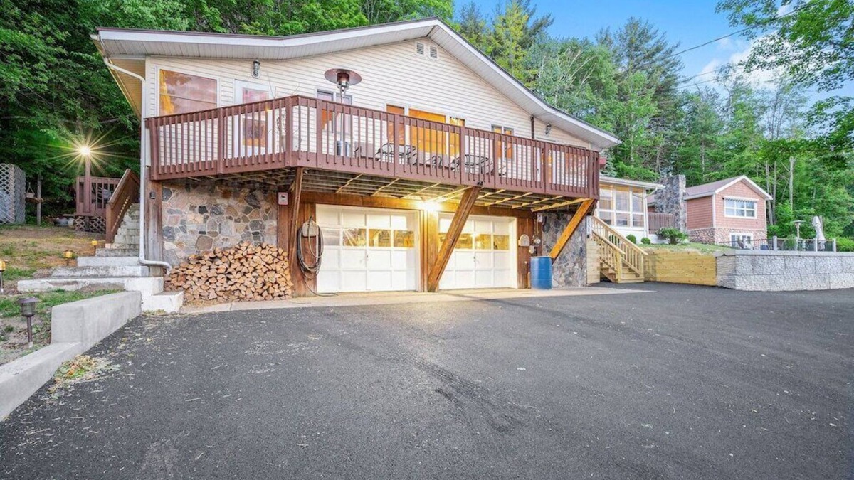 Northville House | South Shore Lake House Hideaway