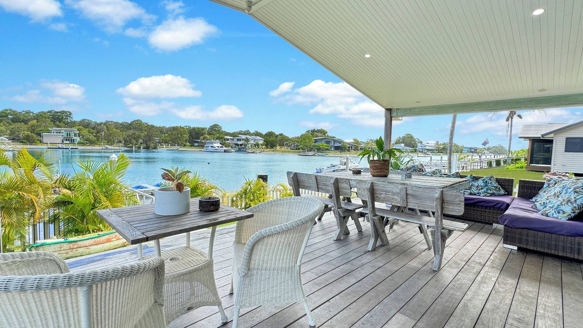 Gold Coast House | South Stradbroke Island Waters - family beach house 4 bedroom on the water *NEW*