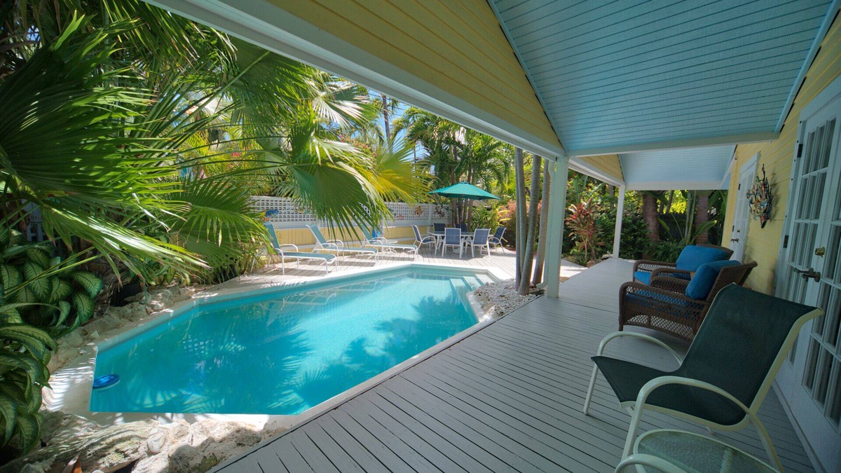 White St. Gallery House | South Street Cottage: Bright & Sunny with Pool, Patio & Hot Tub