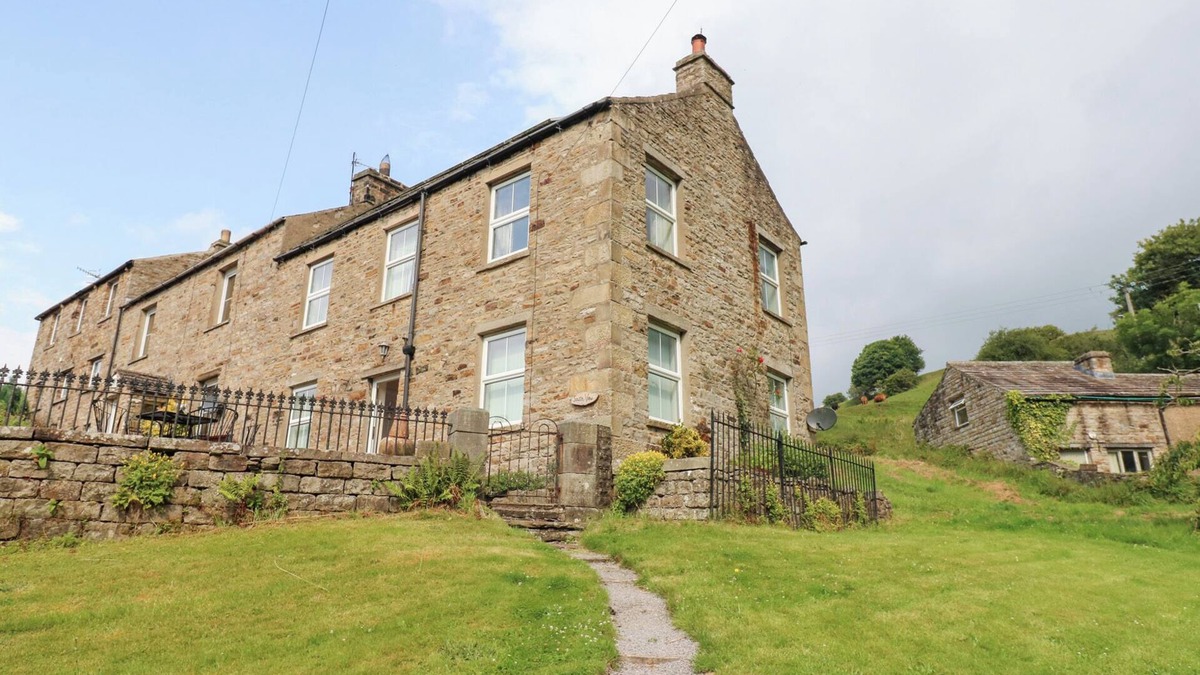 Worton House | SOUTH VIEW, GUNNERSIDE, pet friendly, with open fire in Reeth