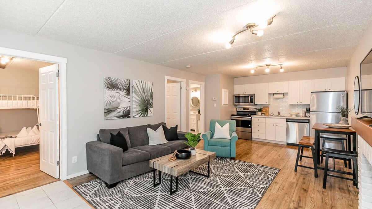 Collingwood Condo | South Wind - Modern Condo in Collingwood - Sleep 5