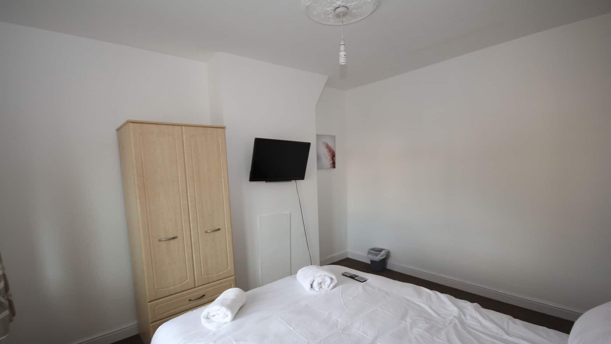 Norwood Green House | Southall House Cheerful 4 bedroom home with free parking on premises,