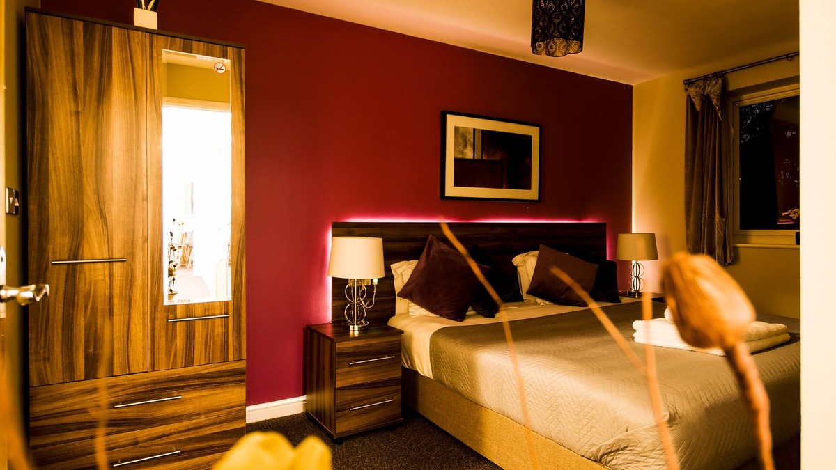 Southampton City Centre Apartment | Southampton Central Apartments | King size bed