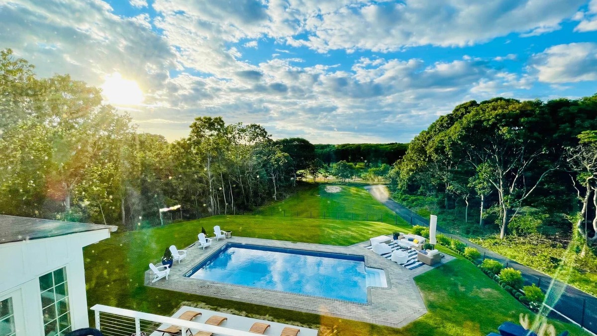 Tuckahoe House | Southampton Hilltop Oasis