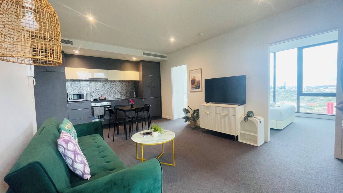 Southbank Apartment | Southbank Hidden Gem-Delux 2B with Parking/Balcony/Pool/Sauna/Gym walk to Crown