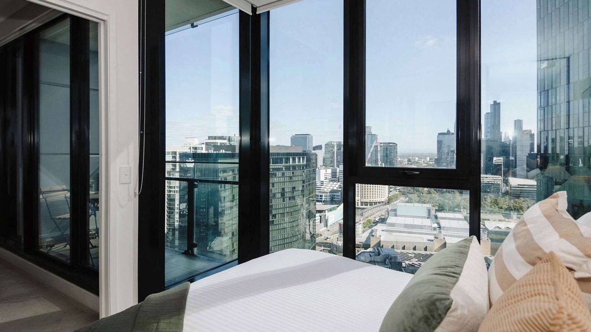 South Melbourne Apartment | Southbank Serenity With Stunning View & Balcony