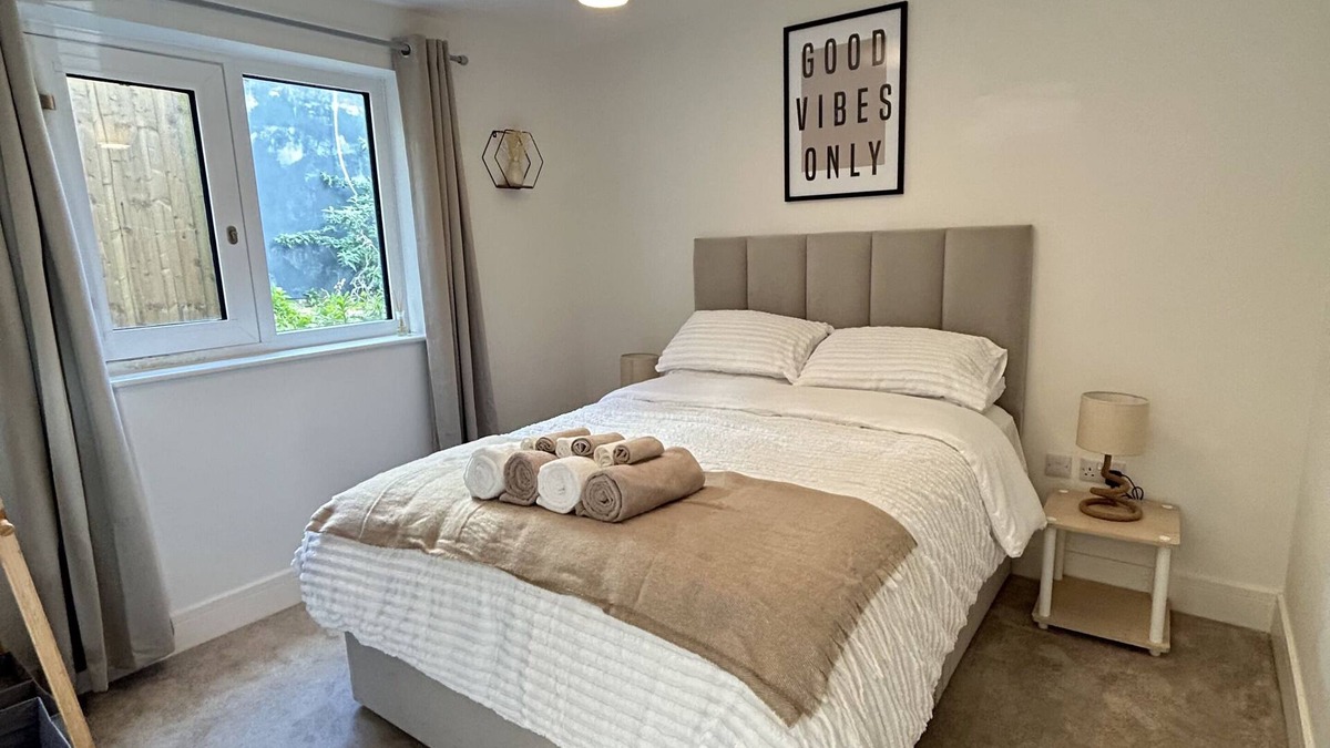 Royal Tunbridge Wells Condo | Southborough Modern Suite