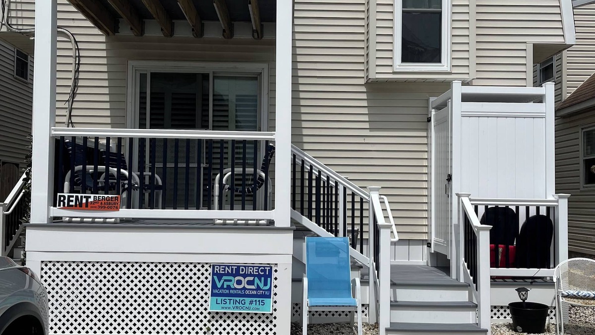 South End Condo | Southend 2 story Condo - 2 blocks to Beach!