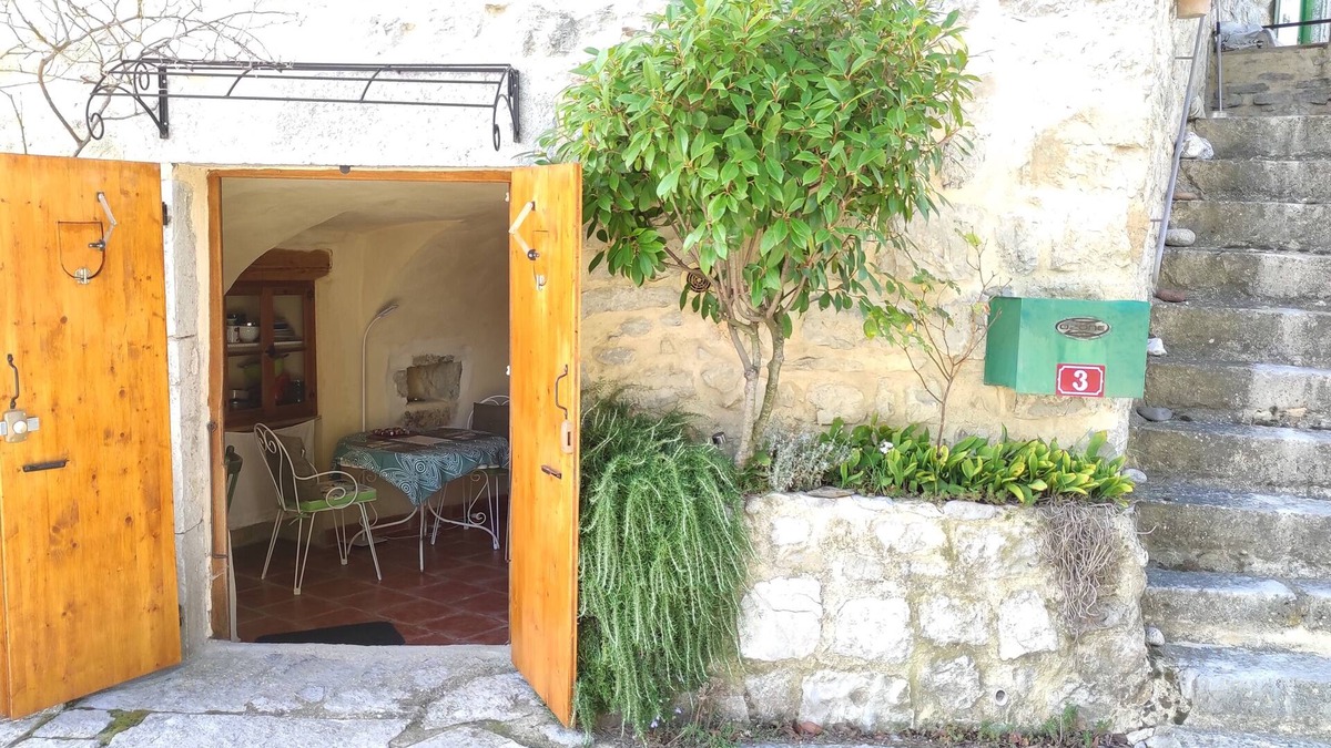 Brujas Apartment | Southern Ardèche Cevennes, studio at the inhabitant independent, typical and intimist.