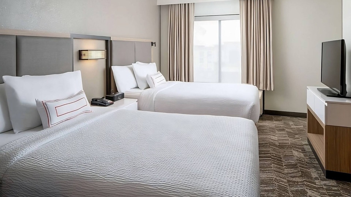 Donelson Resort | Southern Charm Hideaway in the Heart of Nashville! Pool, Breakfast, Pets Allowed