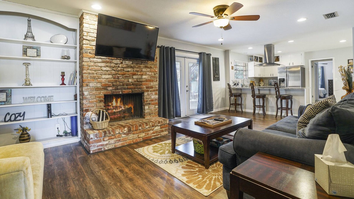 Southside House | Southern Charm JAX- Spacious 4bd/ 3ba Jacksonville home near I-95