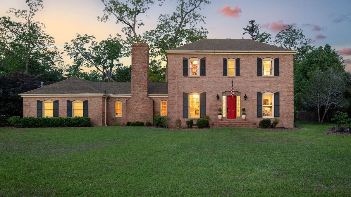 Waycross House | Southern Comfort In town-pool table- patio-bbq-pong-wet bar-free max/prime tv.