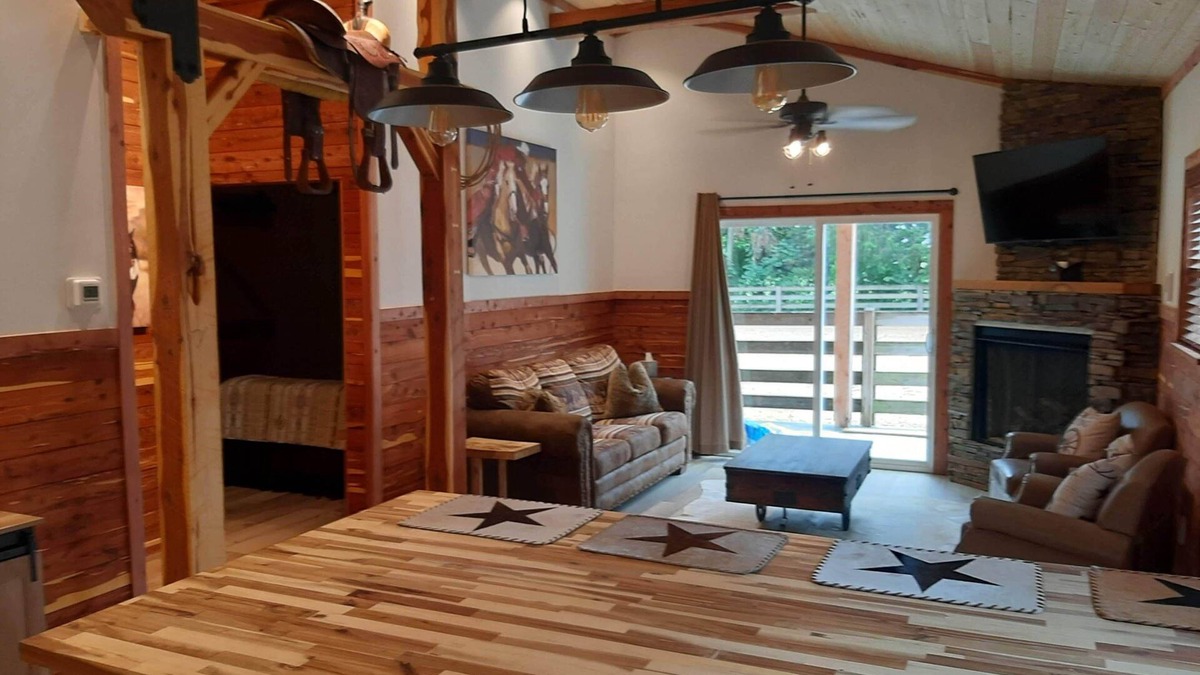 Lebanon Cabin | Southern Country "Cowboy" Hospitality at the Twin Oaks Guest Ranch Nashville TN