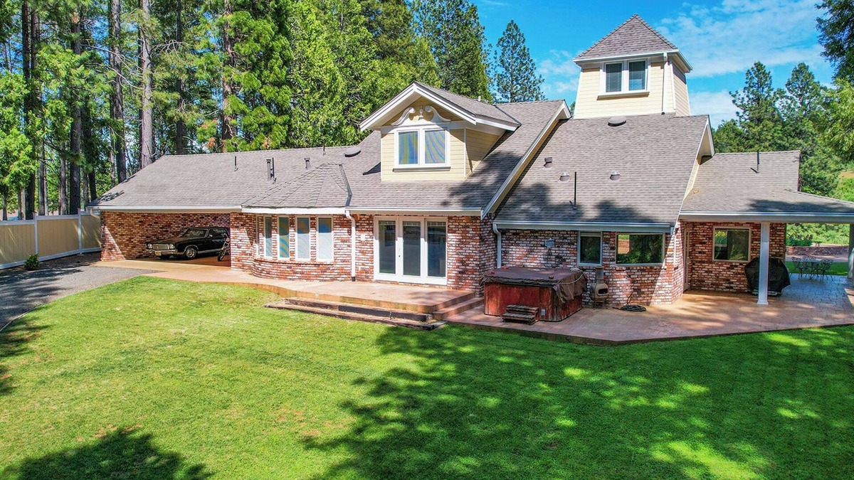 Apple Hill House | Southern livingnCharming 2-bedroom house with WiFi, AC in beautiful Camino