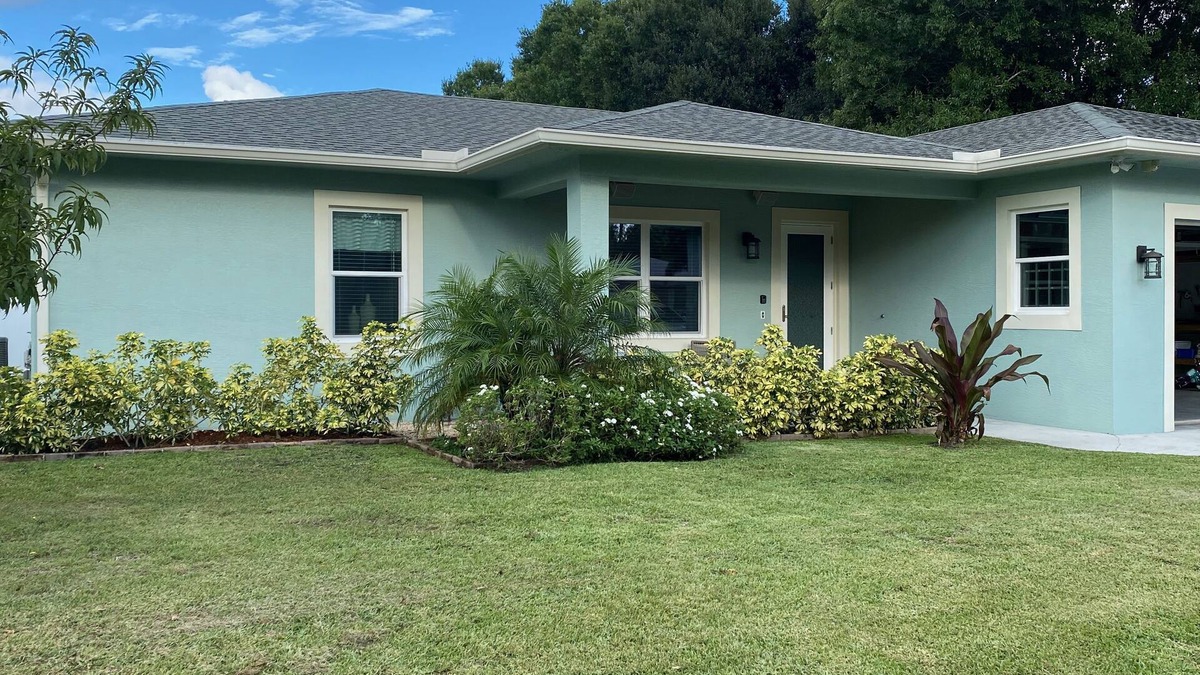 Jupiter House | Southern Memories - Buttonwood: Dog friendly, quiet fenced yard
