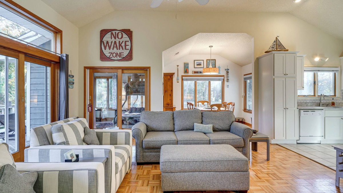 Southern Shores Cottage | Southern Shores Family Retreat Mins to Beach!