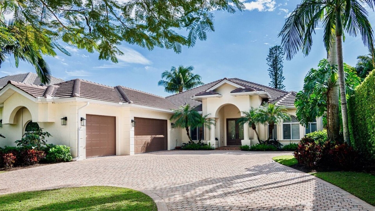 Old Naples House | SOUTHERN SUNSET - Olde Naples, Heated Pool & Spa, Walk to the beach!