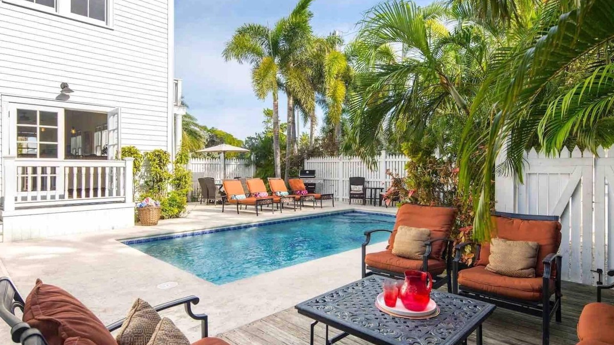Uptown - Upper Duval House | *SOUTHERNMOST HOSPITALITY V* 5BR/5BA & Pool + LAST KEY SERVICES.