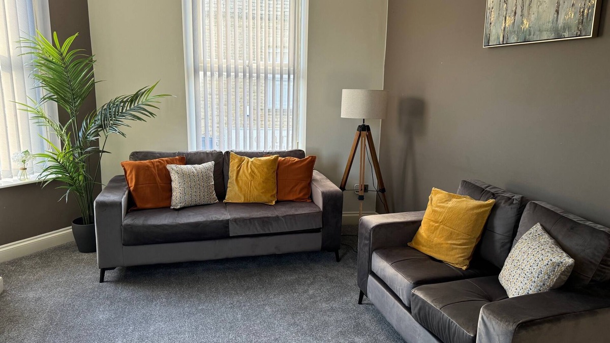 Elland Apartment | Southgate 3 Bed Apartment