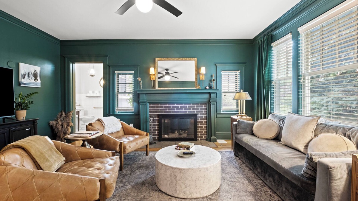 Southmoreland House | Southmoreland Mansion and Guest House on the Plaza | Sleeps 28!