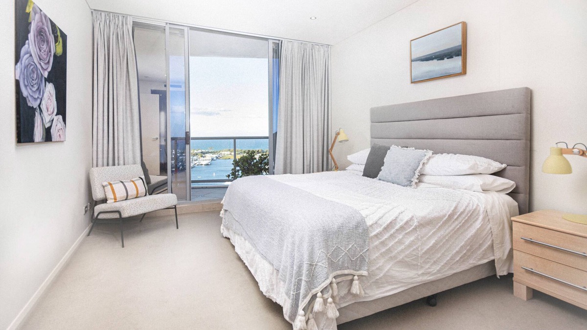 Southport Apartment | Southport Sea Views, pool, sauna, gym and close to shops, cafes & restaurants