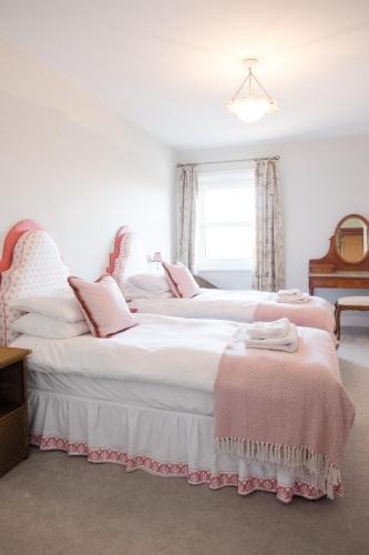 Southsea Apartment | Southsea, Portsmouth - Two Bedroom Apartment - Newly Refurbished Throughout - Treetop Sea Views