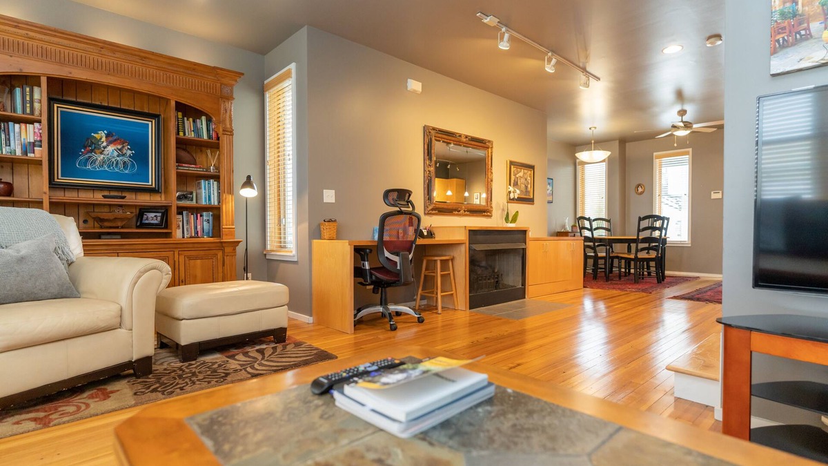 Downtown Chattanooga House | Southside's Sunset Haven. Rooftop Deck. Perfect for Couples & Families w/Kids!