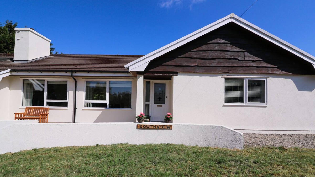 Llandysul House | SOUTHVIEW, pet friendly, with hot tub in Rhydlewis