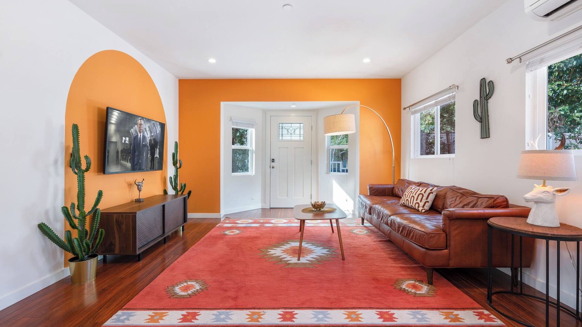 Hollywood Hotel | Southwest by AvantStay | Heart of Hollywood | Remodeled 1920s Bungalow